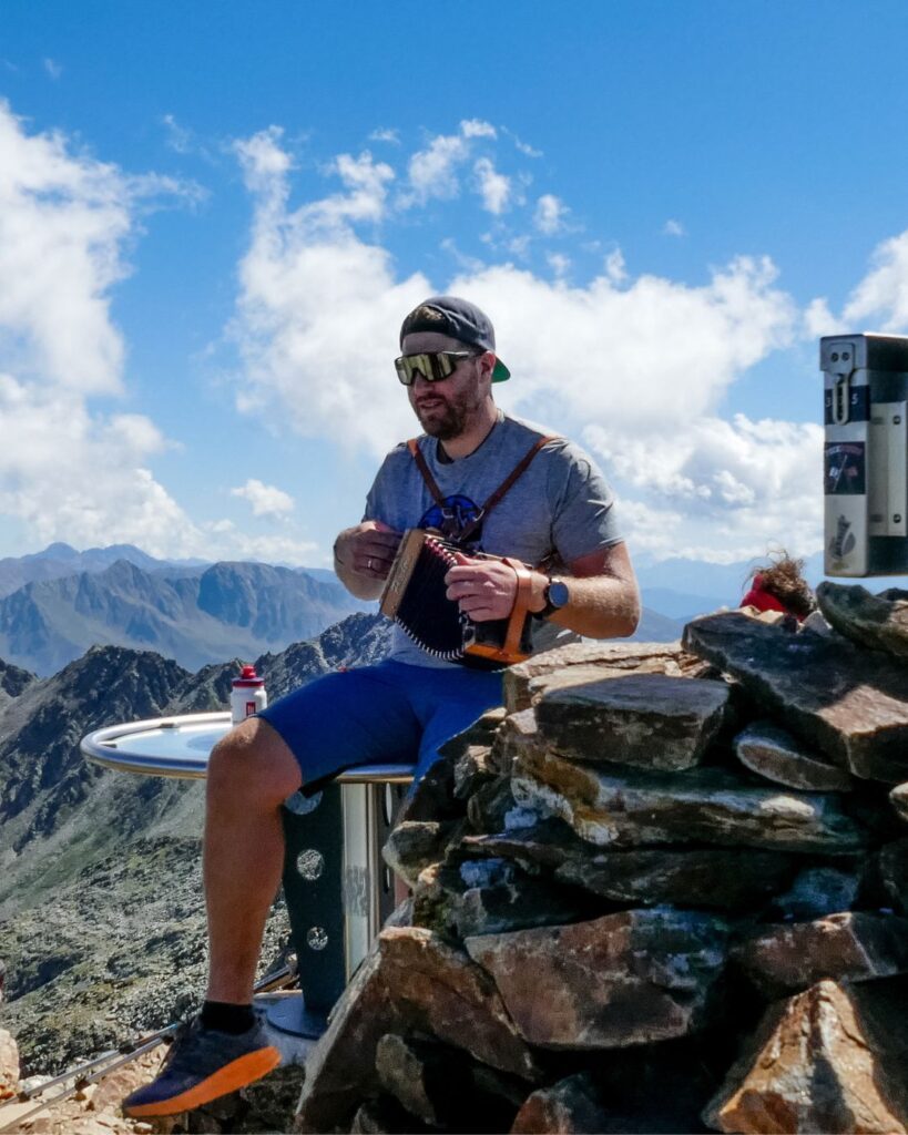 La guida escursionistica Thomas sulla cima di una montagna