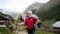 Una guida escursionistica sulla strada per un bellissimo alpeggio nel Parco Nazionale degli Alti Tauri© Naturhotel Outside
