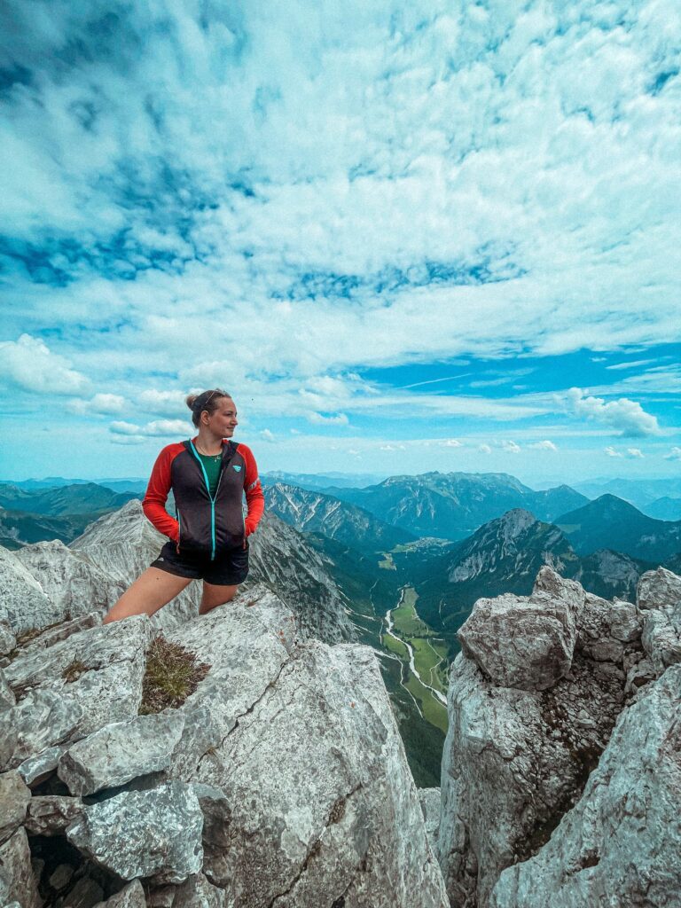 La concierge escursionistica Theresa vi mostra la bellezza delle montagne della Zillertal