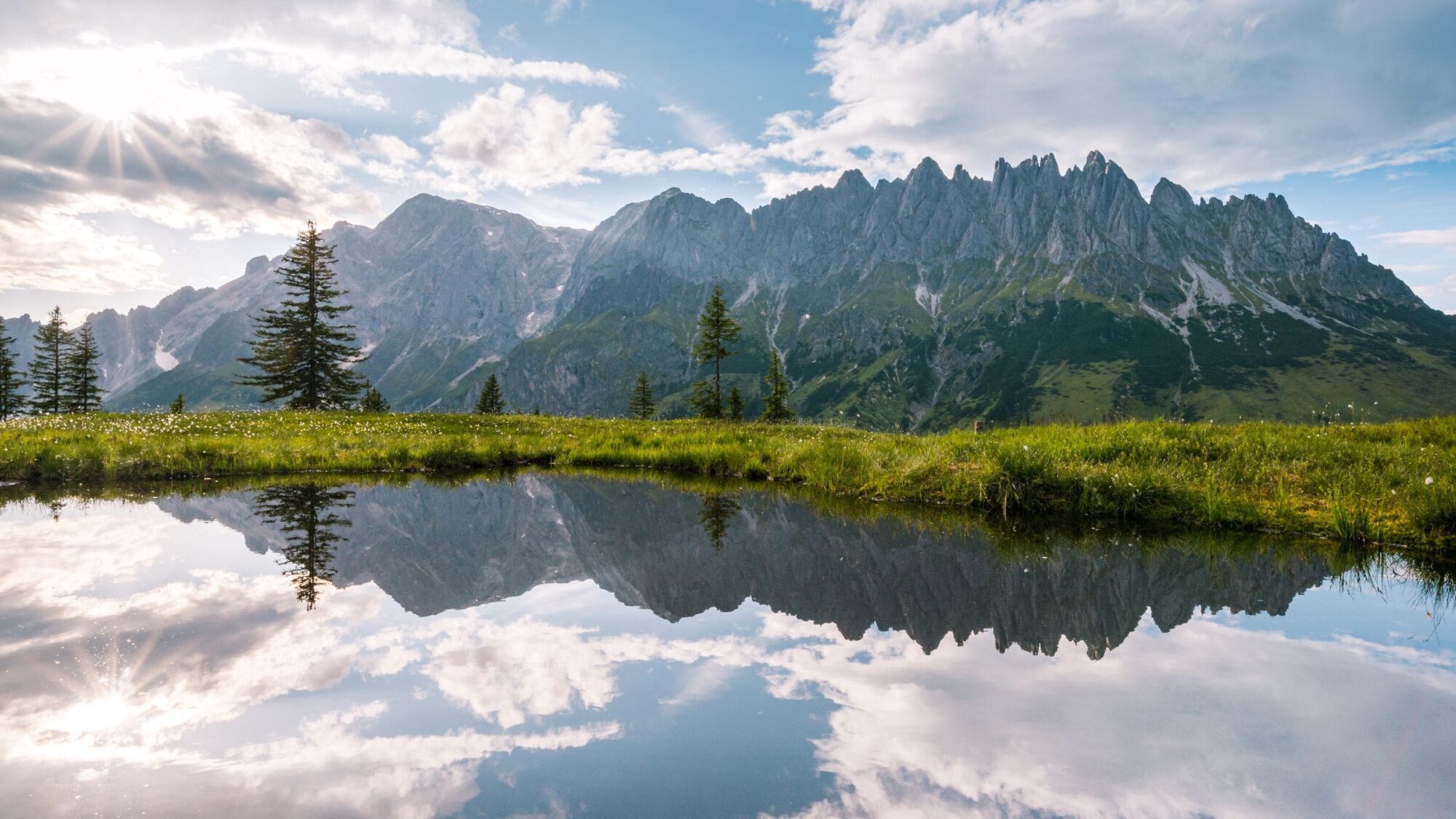 Un lago di montagna in uno splendido scenario montano nella regione dell'Hochkönig