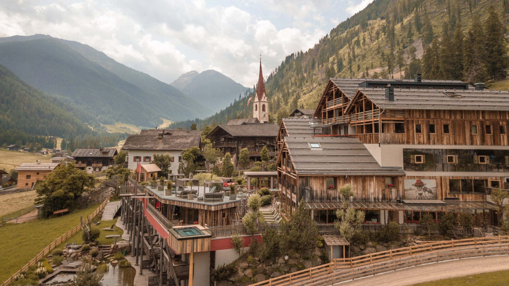 Außenansicht des schönen Wanderhotels Erlebnishotel Waltershof im Ultental in Südtirol.