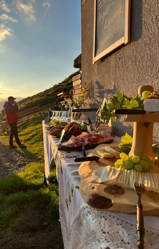 Frühstücksbuffet auf der Südtiroler Jogelealm für die Sonnenaufgangswanderer vom Erlebnisort Gassenhof.