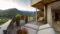 Der Ausblick von der Sonnenterasse des Aktivhotel Alpendorf auf die umliegende Salzburger Bergwelt ist grandios© Oczlon