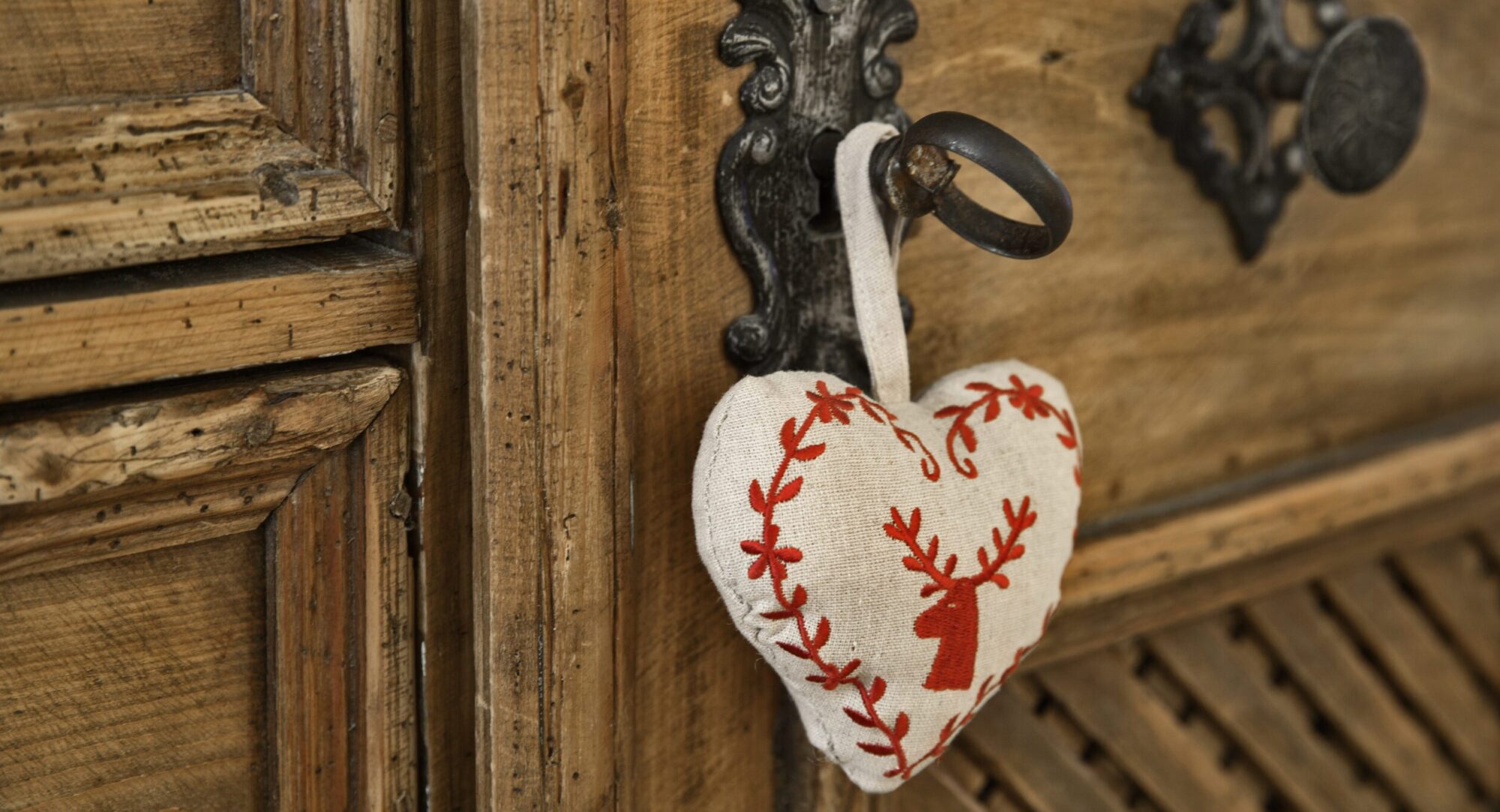 Ein kleiner Herzanhänger auf der Zimmertüre des Landhotel Schafhuber im Salzburger Land.