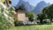 Mitten in erhabener Bergwelt, im Grünen, aber doch nahe des Ortskern: das Active Hotel Diana in Südtirol weist eine tolle Lage auf.© Active Hotel Diana