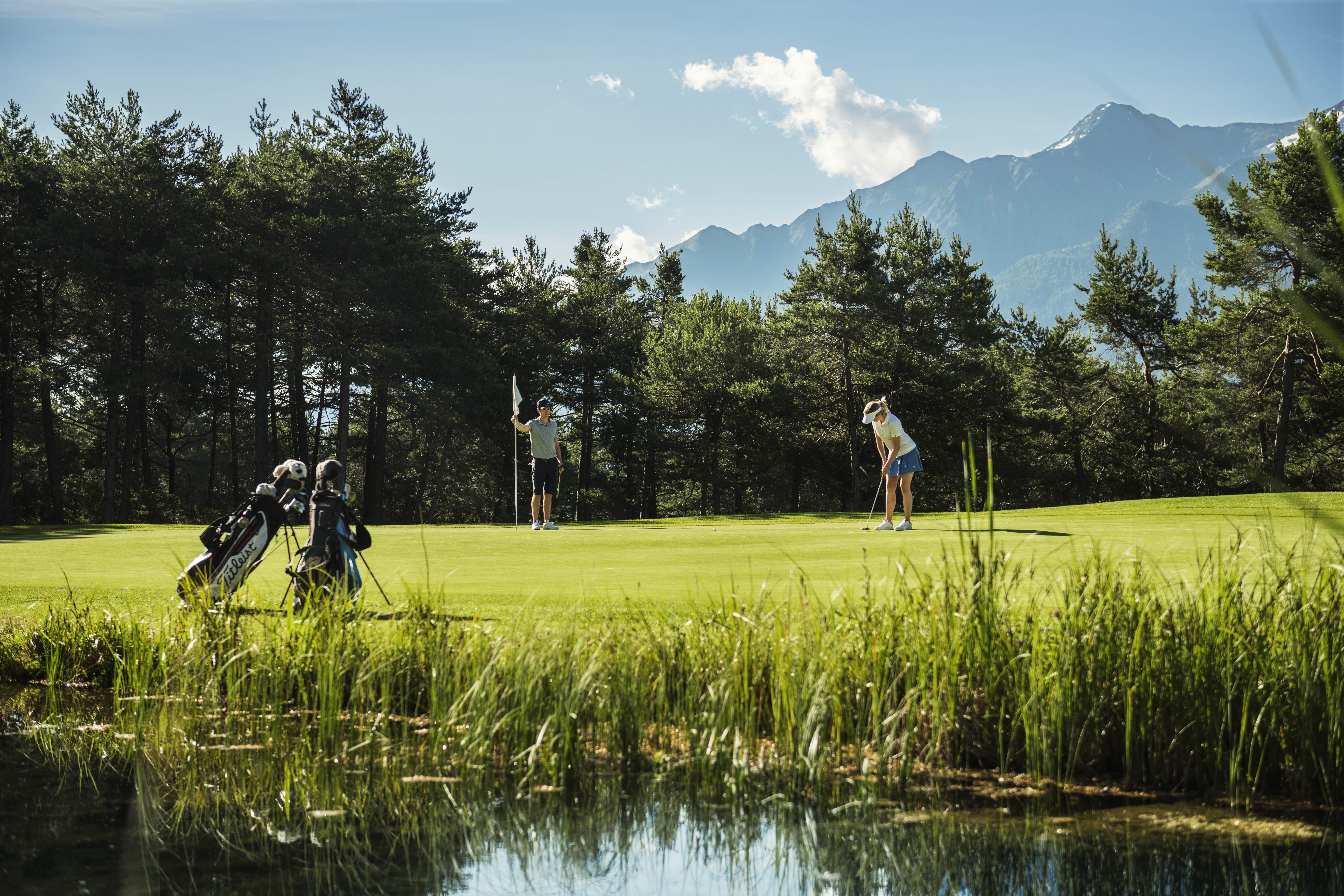 Das Golfangebot der besten alpinen Wanderhotels kann sich durchaus sehen lassen. Golfsport im Angesicht der Alpen.