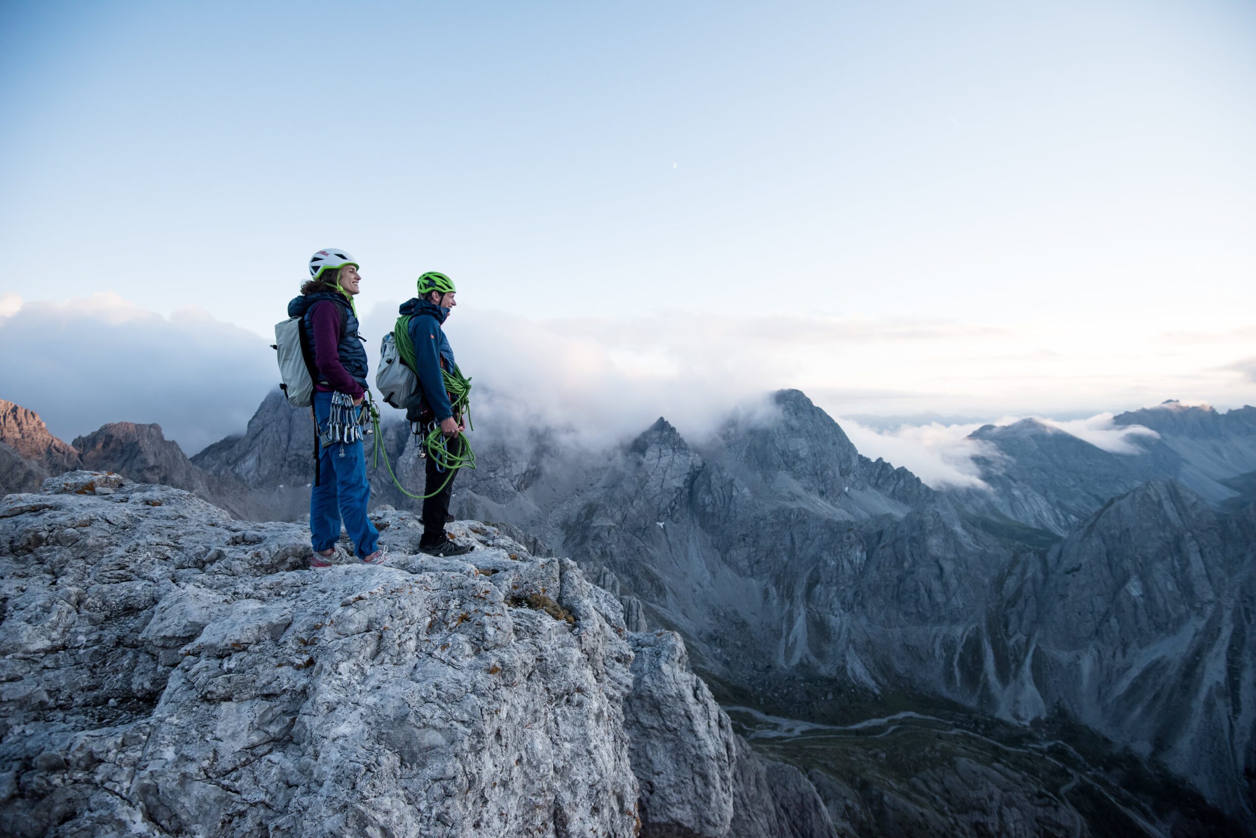 Klettern ist eine in den Lienzer Dolomiten häufig ausgeführte Sportart. Die Klettersteige bieten tolles Panorama.