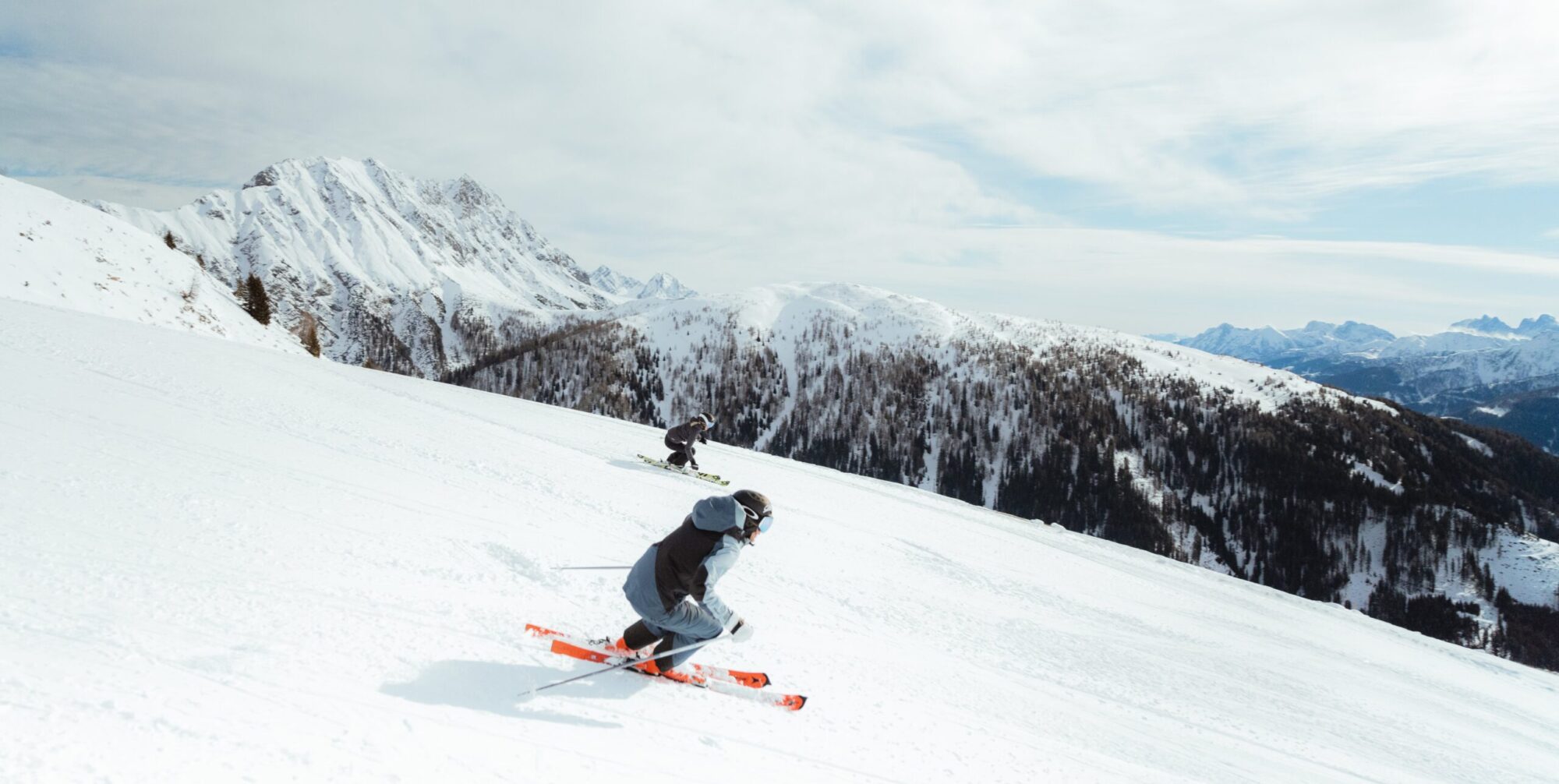 Skifahren in den Alpen bedeutet bei schönstem Panorama und besten Bedingungen aktiv zu sein.